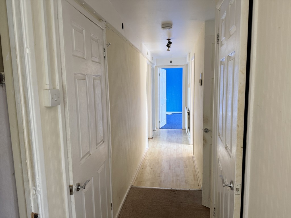 Lot: 30 - GROUND FLOOR FLAT IN NEED OF IMPROVEMENT - Entrance Hall in Flat in need of improvement